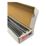 Zbliżenie na wkręty na taśmie do płyt GK 3,5x25 mm – do mocowania do metalu w pudełku - widok z boku